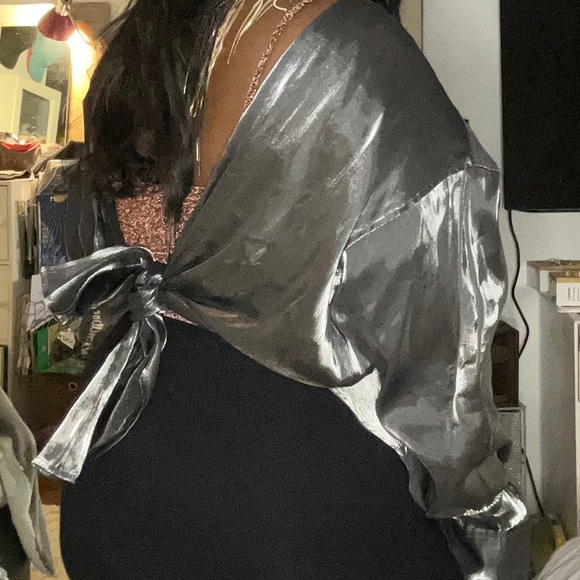 Metallic oversized blouse, you can wear it multiple ways! - Picture 3 of 8